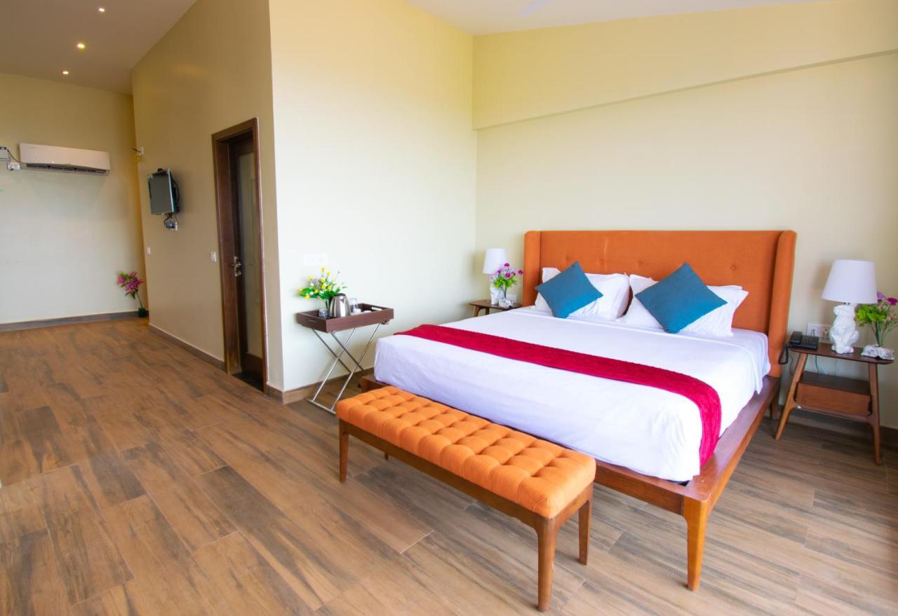Hotel Octave Rococco Morjim Pernem Exterior foto